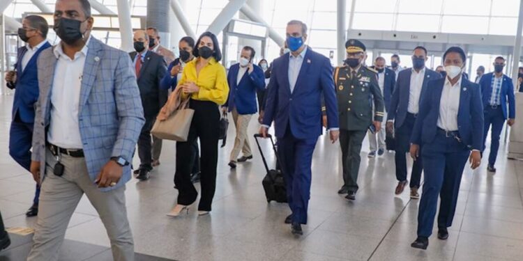 Presidente retorna al país tras concluir visita a NY