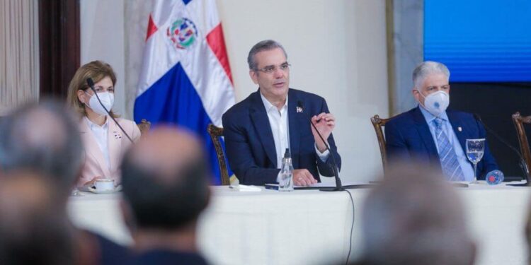 Abinader presenta estrategia hará más competitivo el país