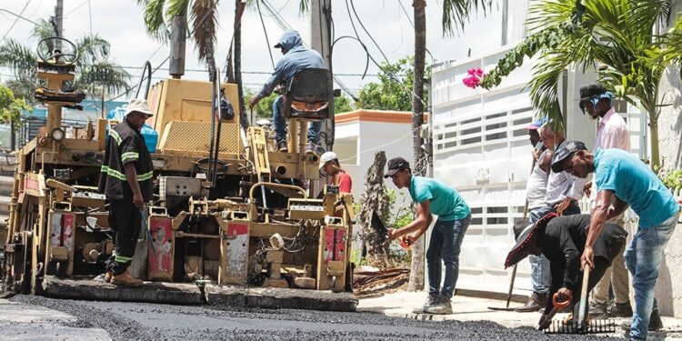 Obras Públicas inicia asfaltado en Samaná y María Trinidad Sánchez