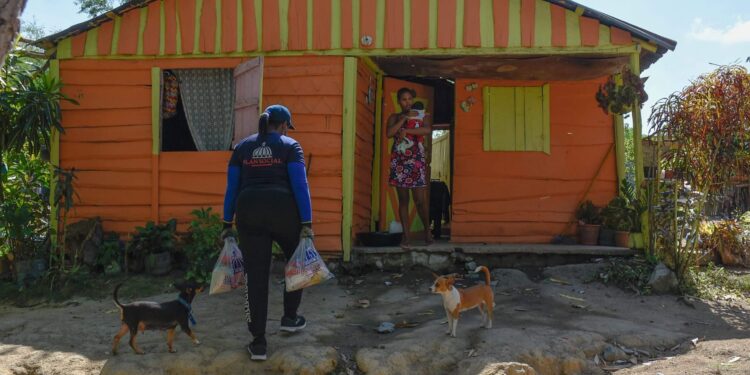 Plan Social entrega alimentos a familias pobres en zonas fronterizas