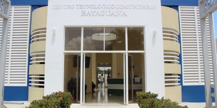 Entrega Centro Tecnológico Comunitario en Bayaguana