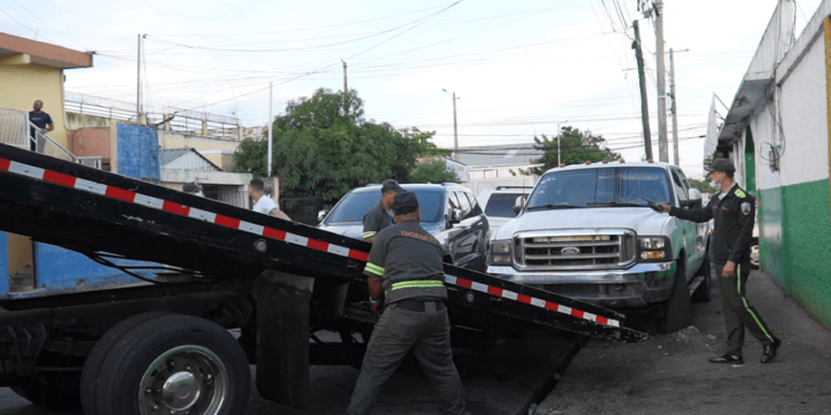 DIGESETT retira chatarras y elimina parqueos improvisados