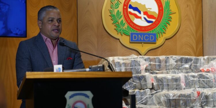 DNCD apresa dos con 318 paquetes cocaína en Boca Chica