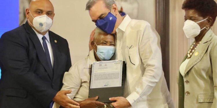 Gobierno entrega 256 títulos propiedad a familias de Monte Plata