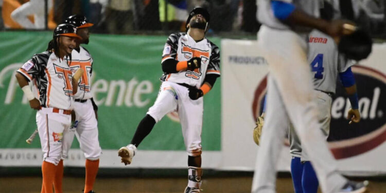 Toros mantienen racha juegos ganados; derrotan 6-0 al Licey