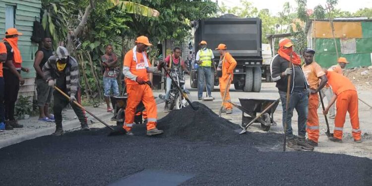 Ministro Obras Públicas supervisa asfaltado y bacheo sectores SDN