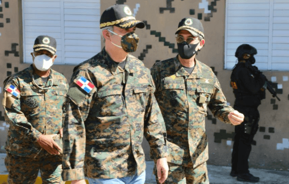 Vestido de militar Abinader almuerza con tropas en la frontera