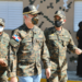 Vestido de militar Abinader almuerza con tropas en la frontera