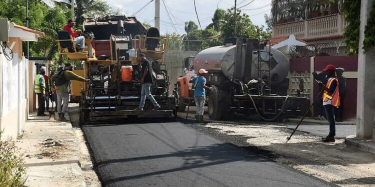 Supervisa trabajos asfaltado en Boca Chica
