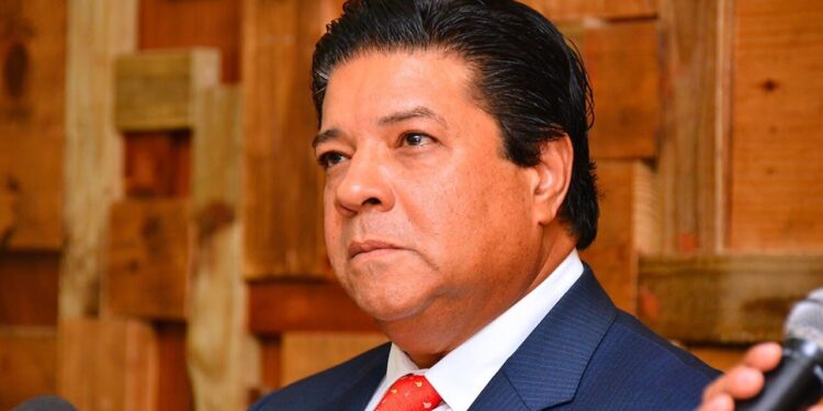 Exministro Turismo pide evitar llegada variante ómicron
