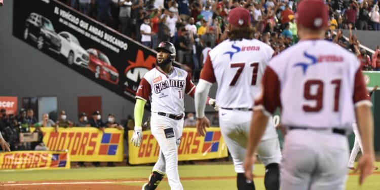Gigantes dominan Estrellas; colocan serie final 2-1