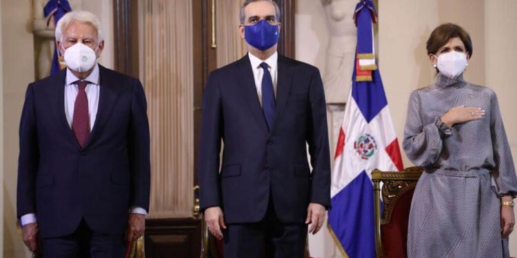 Abinader otorga nacionalidad dominicana expresidente español