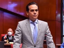 Senador asegura depósitos exigen clínicas viola leyes y derechos ciudadanos