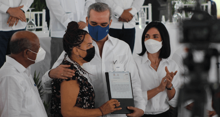 Abinader entrega títulos de propiedad en Nagua
