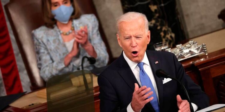 EEUU: Biden anuncia cierre espacio aéreo vuelos rusos