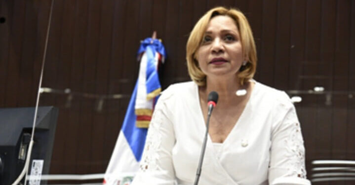 Diputada pide a funcionarios conecten el «cerebro a la lengua»