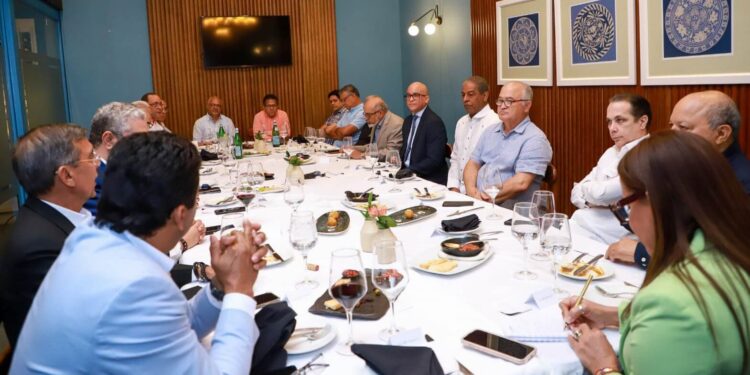 Vocero Gobierno se reúne con directores y dueños medios de Santiago