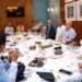 Vocero Gobierno se reúne con directores y dueños medios de Santiago