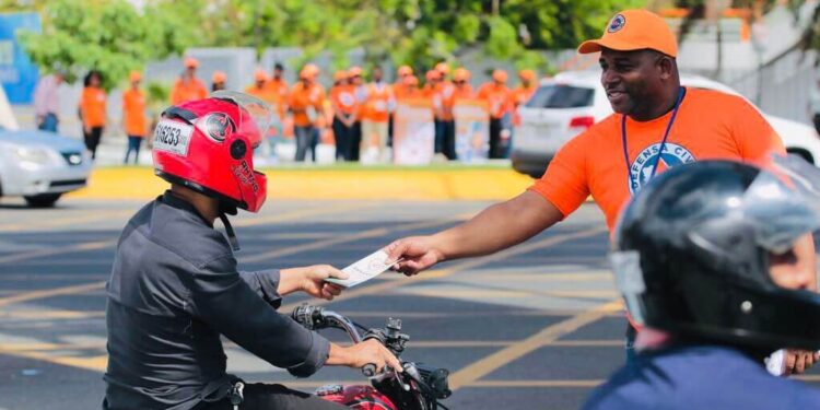 Defensa Civil realiza bandereos preventivos en principales autopistas