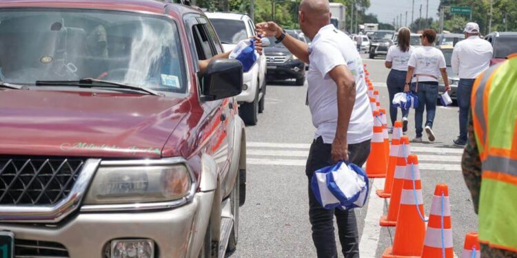 Propeep entrega combos habichuelas con dulce y botiquines