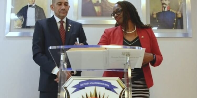 Jefa regional DEA se reúne presidente DNCD