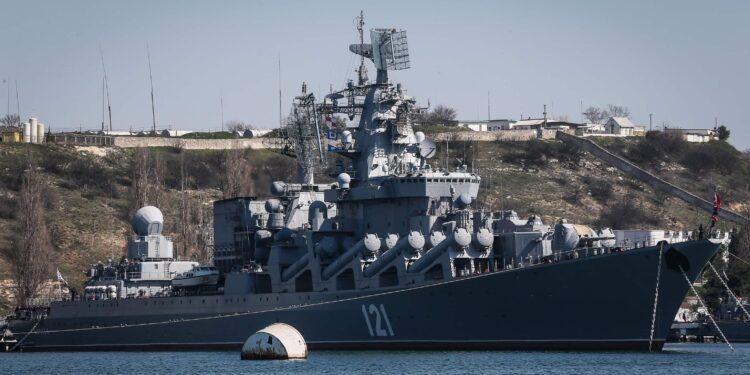 Rusia: Un muerto y 27 desaparecidos en hundimiento buque Moskva