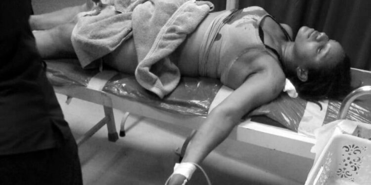 Hombre hiere de varios balazos a expareja