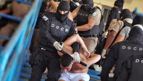 El Salvador: Bukele amenaza dejará sin comer a pandilleros presos