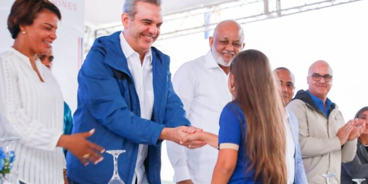 Presidente inaugura escuela básica; deja iniciado trabajos carreteras