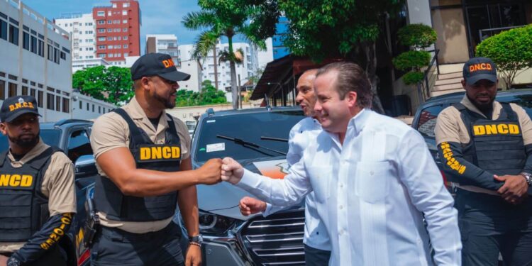 Gobierno entrega flotilla de vehículos y equipos a DNCD