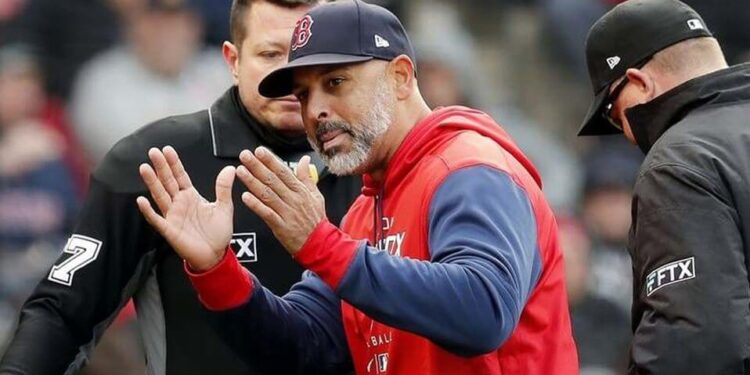 Alex Cora acumula 300 victorias en temporada regular con Boston