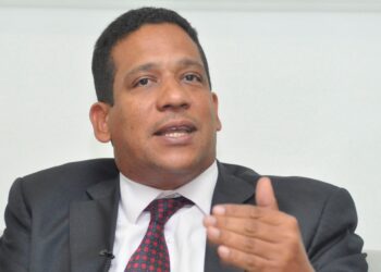 Senador Lorenzo ataca Compras y Contrataciones por contrato RD$65 millones de Hacienda