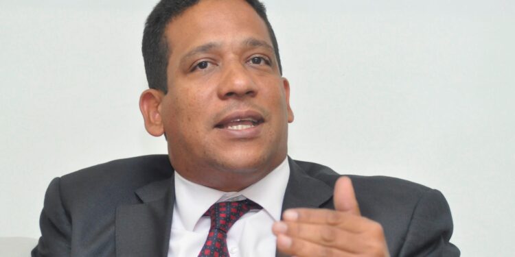 Senador Lorenzo ataca Compras y Contrataciones por contrato RD$65 millones de Hacienda