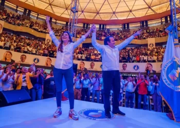 Delegados ratifican a Paliza y Carolina en sus cargos