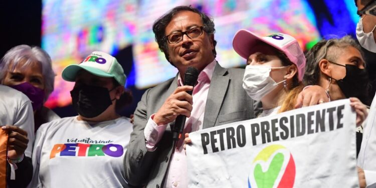 Elecciones Colombia: El izquierdista Gustavo Petro toma ventaja
