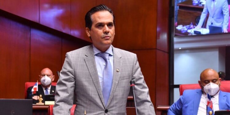 Senador renuncia comisión analiza proyecto Extinción de Dominio