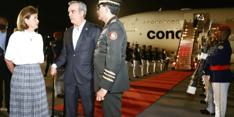Abinader regresa tras agotar visita en Suiza