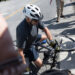 Joe Biden cae de su bicicleta durante paseo