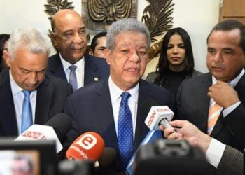 Leonel deposita padrón FP con más de un millón de miembros