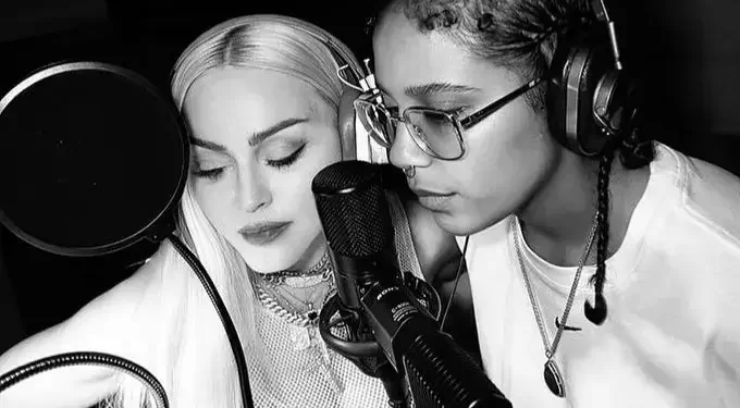 Tokischa se exhibe en junte con la reina del pop