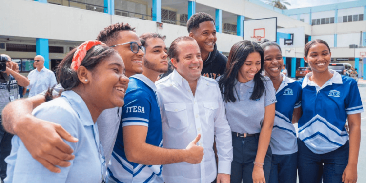 Gobierno entrega recursos a ITESA para equipamiento de talleres