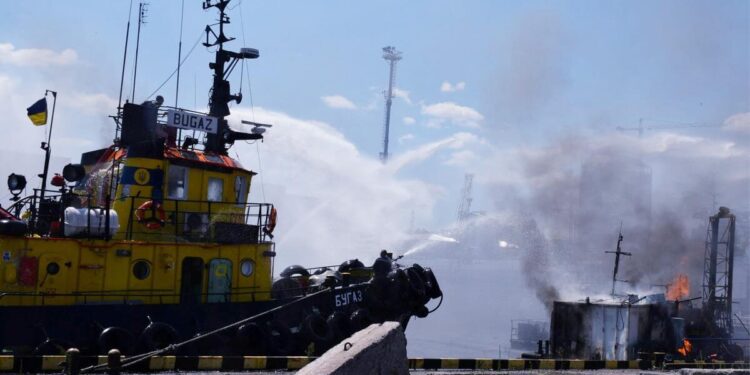 Rusia: Destruye buque militar ucraniano en puerto de Odesa