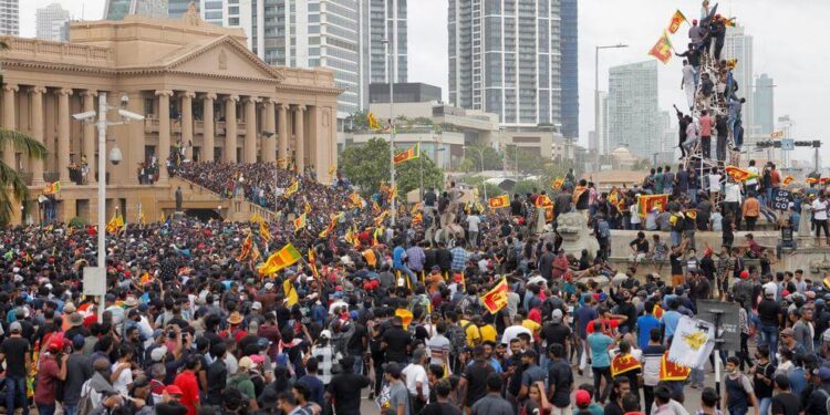 Sri Lanka: Manifestantes enfurecidos ocupan casa presidencial