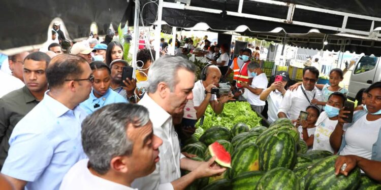 Abinader visita feria «Inespre más cerca de ti» en SDE
