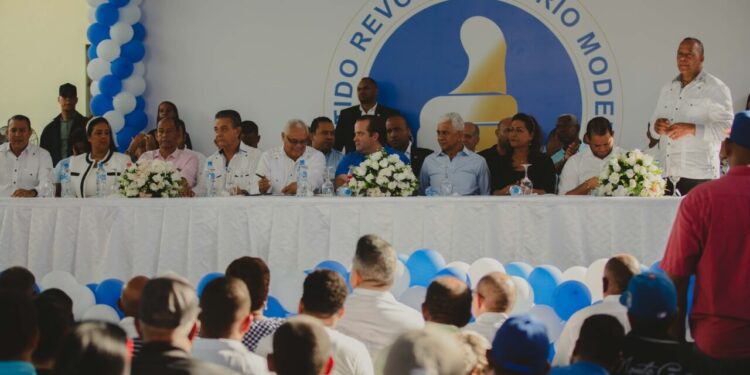 PRM juramenta dirigentes en Sánchez Ramírez