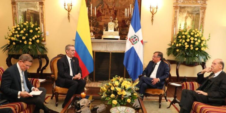 Abinader y Gustavo Petro se reúnen previo toma de posesión