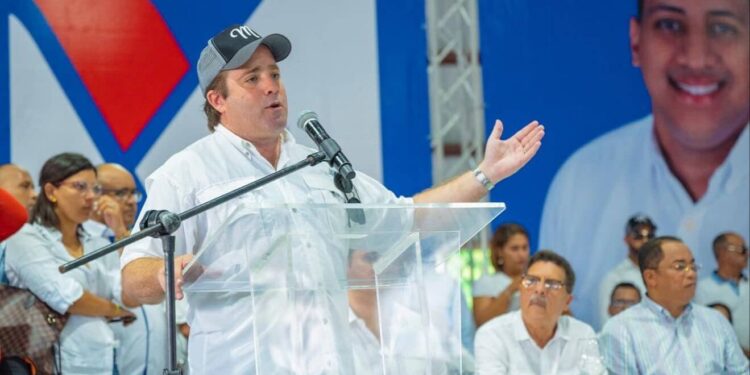 Alcalde peledeísta se juramenta en el PRM