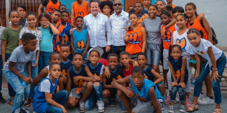 Gobierno entrega aportes Club Huellas del Siglo en Cristo Rey