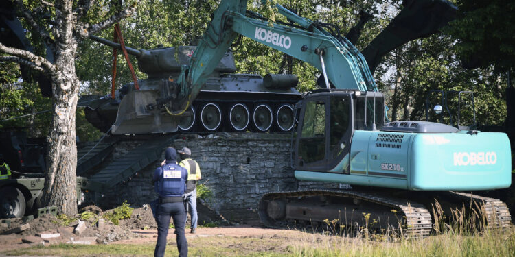 Estonia: Eliminan monumentos de la era soviética