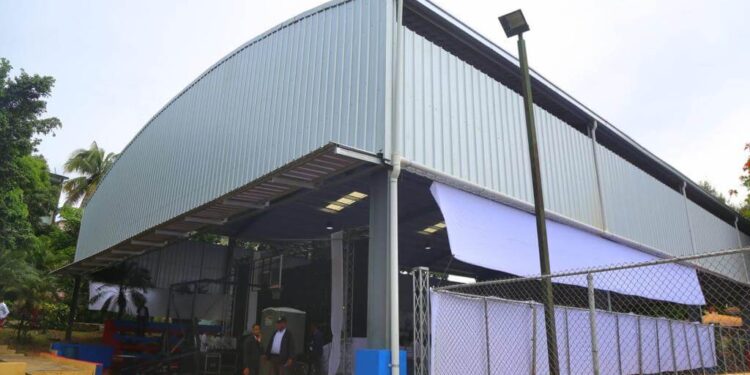 Gobierno inaugura dos polideportivos en SDE
